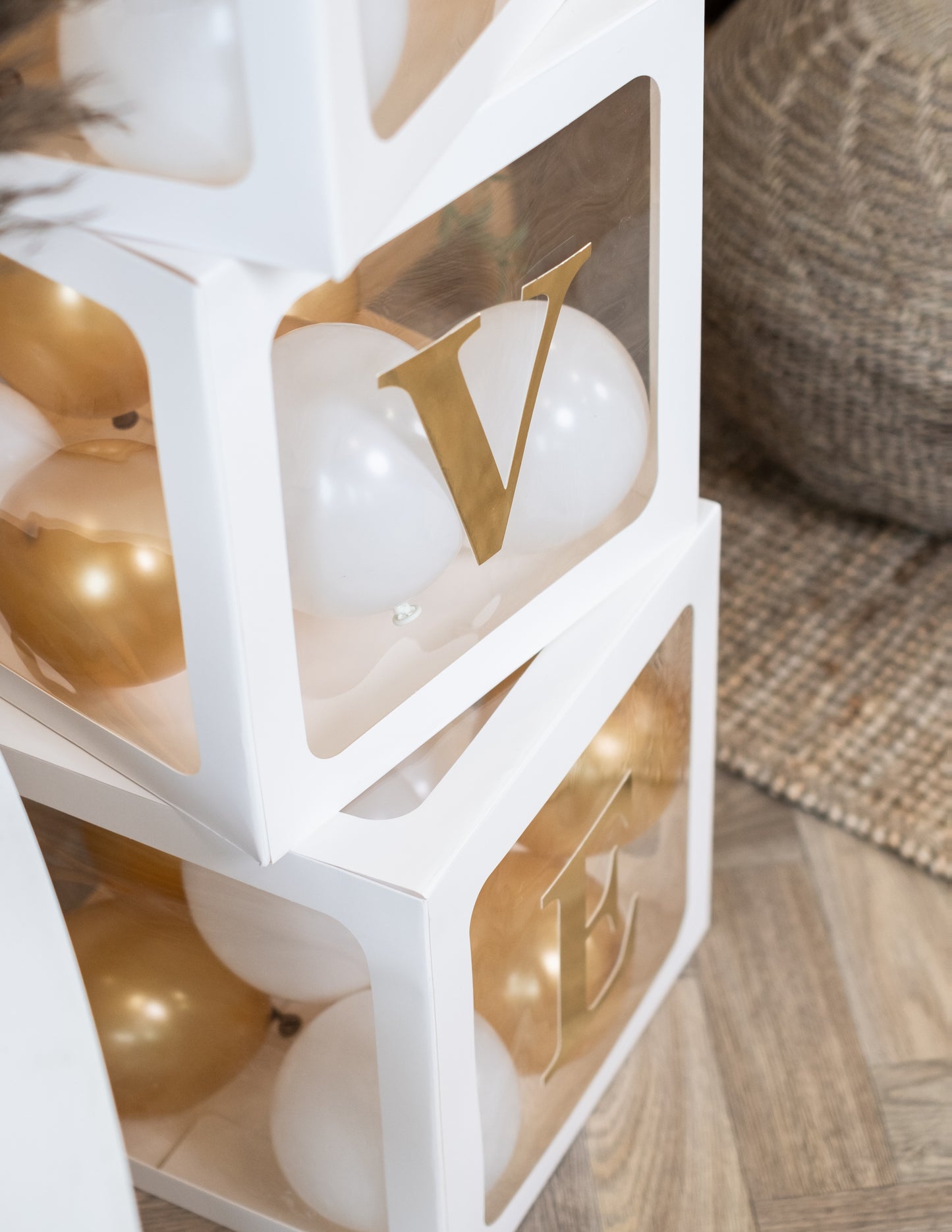 48 db arany öntapadós betű 13,5 cm lufikockákhoz