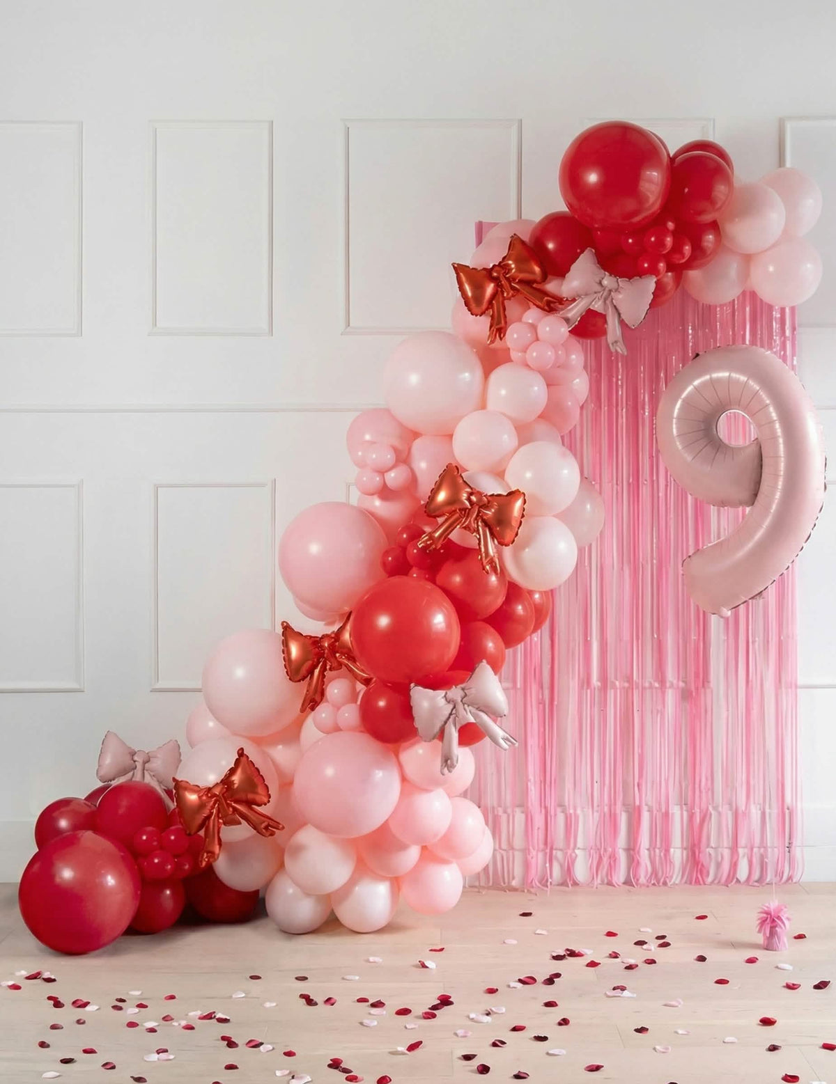 Mise en situation dans une arche de ballons du 5 ballons en aluminium nœuds pour décoration rouges