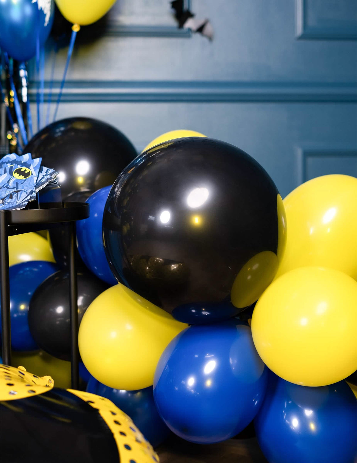Óriási fekete latex lufik ünnepi dekorációja