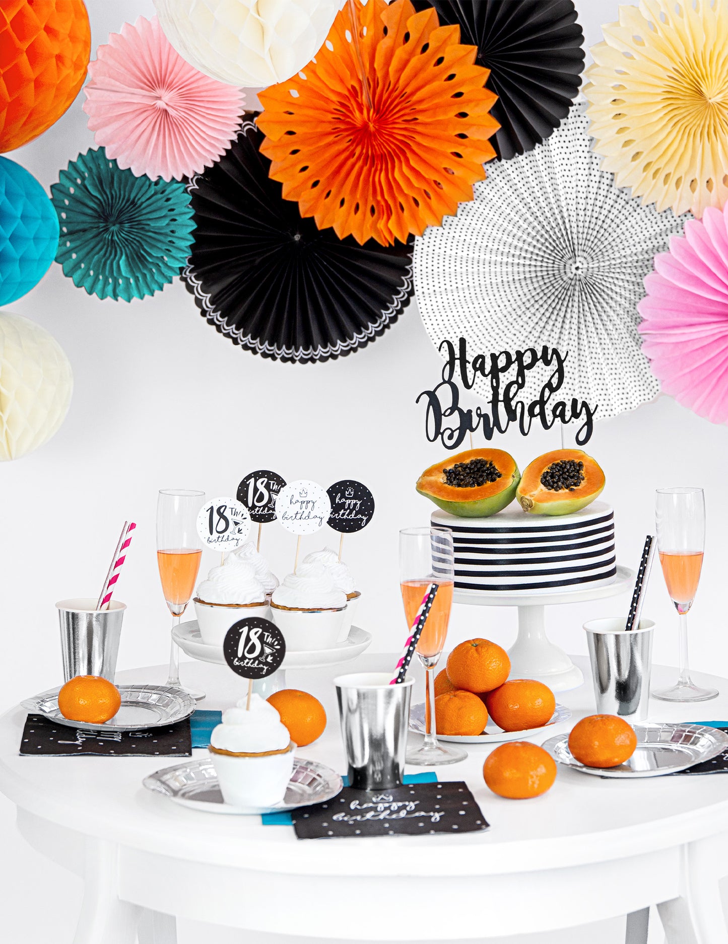 5 fekete-fehér papírrozetta, 25-ös, 32-es és 40-es számmal cm dekorációhoz