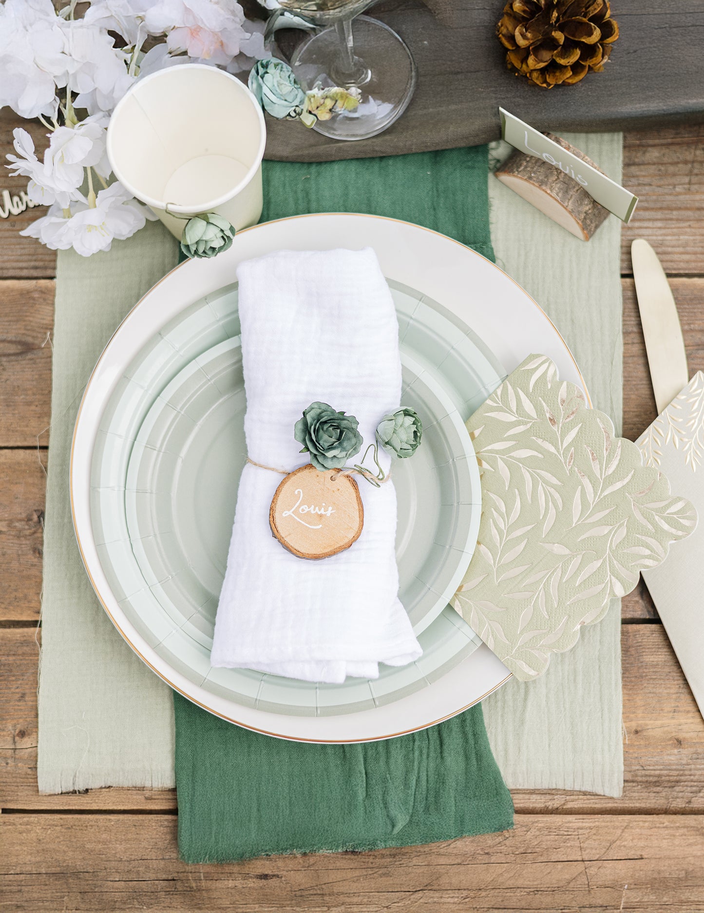 6 db kétszínű kartontányér szürkészöld és zsályazöld színben, 23 db cm