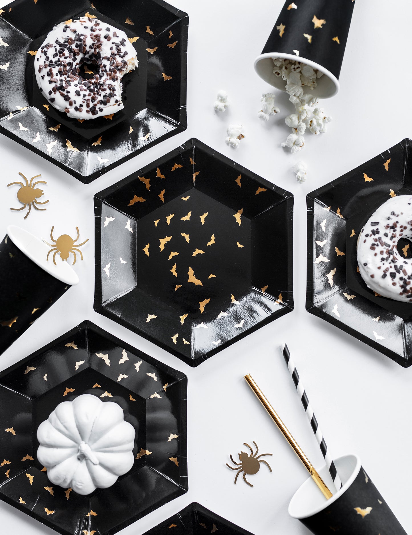 6 fekete és arany denevér alakú kartontányér 20 cm hatszögletű