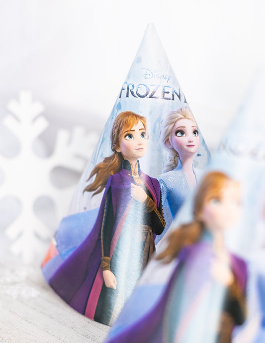 Gros plan sur les personnages Anna et Elsa du chapeau de fête en carton La Reine des Neiges 2