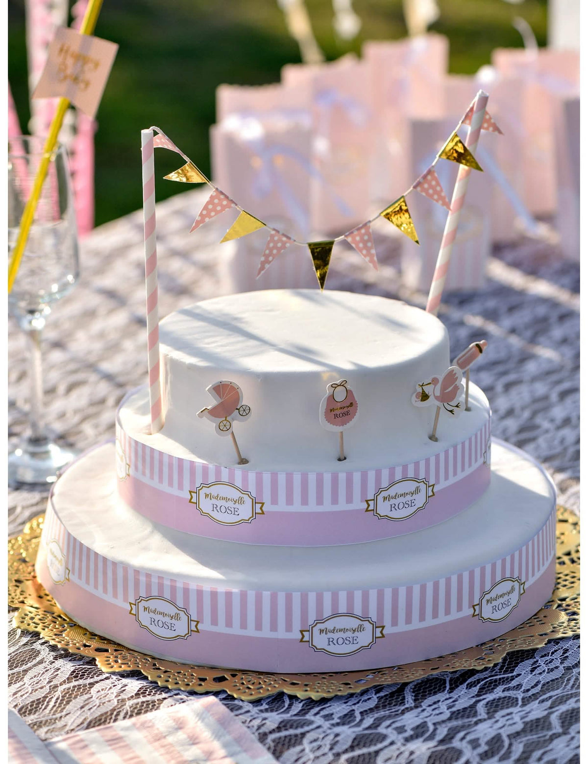 Elhelyezés a tortán a lányos baby shower tortadekorációs készletből