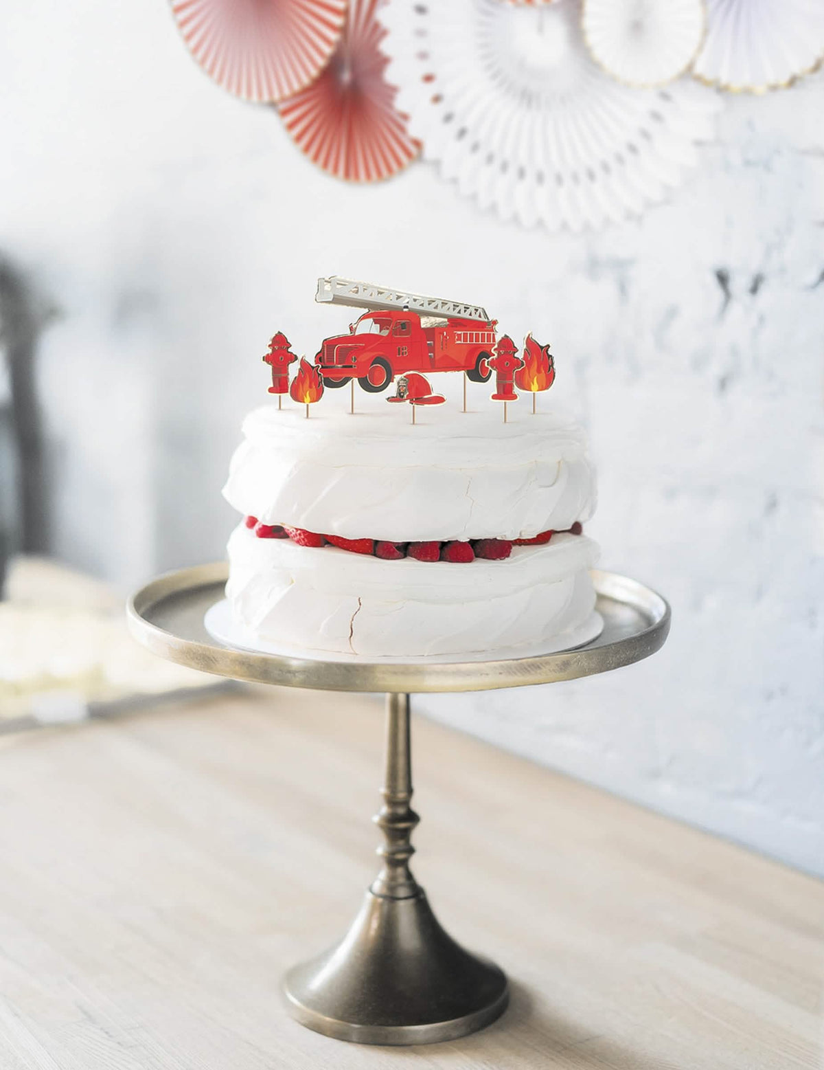 6 tűzoltó tortadekoráció bemutatása egy állványon