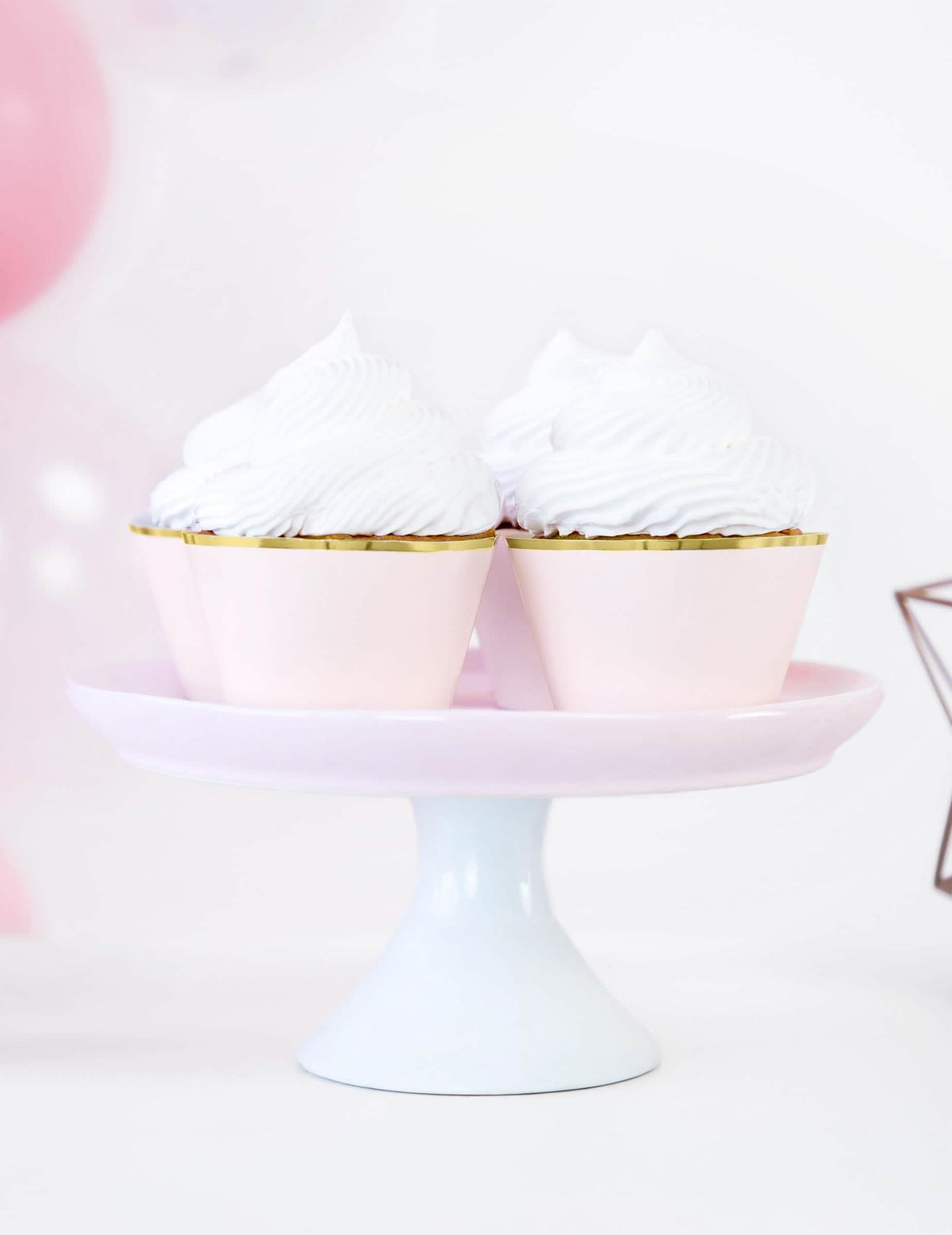 cupcake-hez való púderrózsaszín és fémesen arany karton díszítések bemutatása állványon