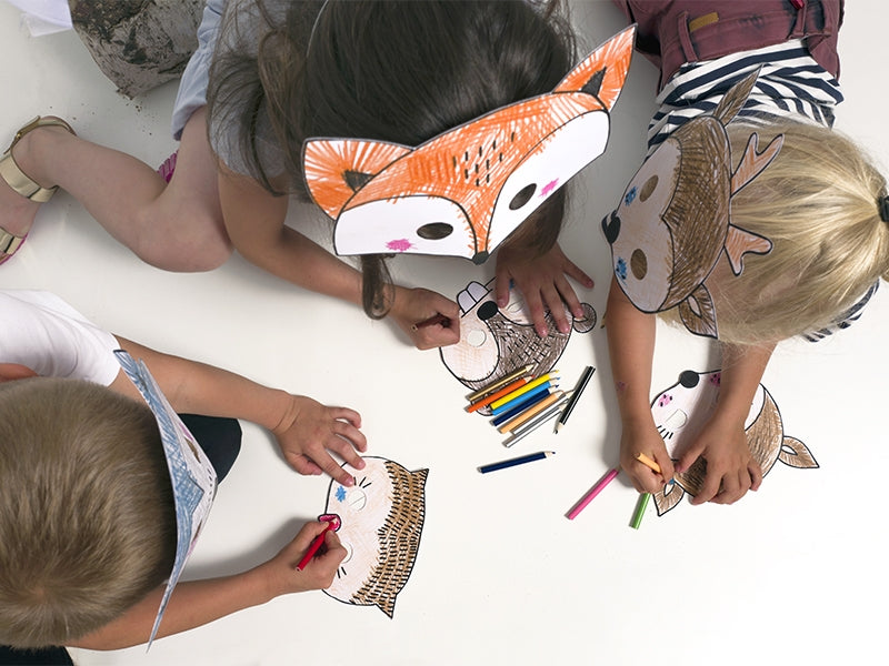 Felülnézetben látható gyerekek, akik a Fak kifestőmaszkokat viselik