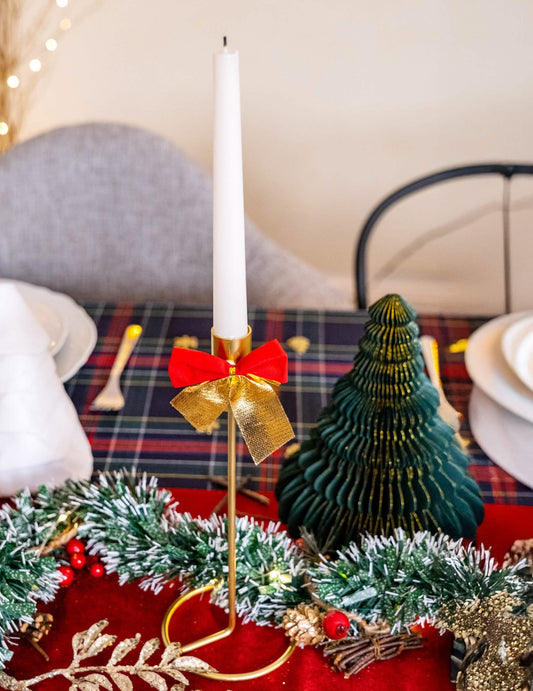 Mise en situation sur un bougeoir des nœuds adhésifs pour Noël