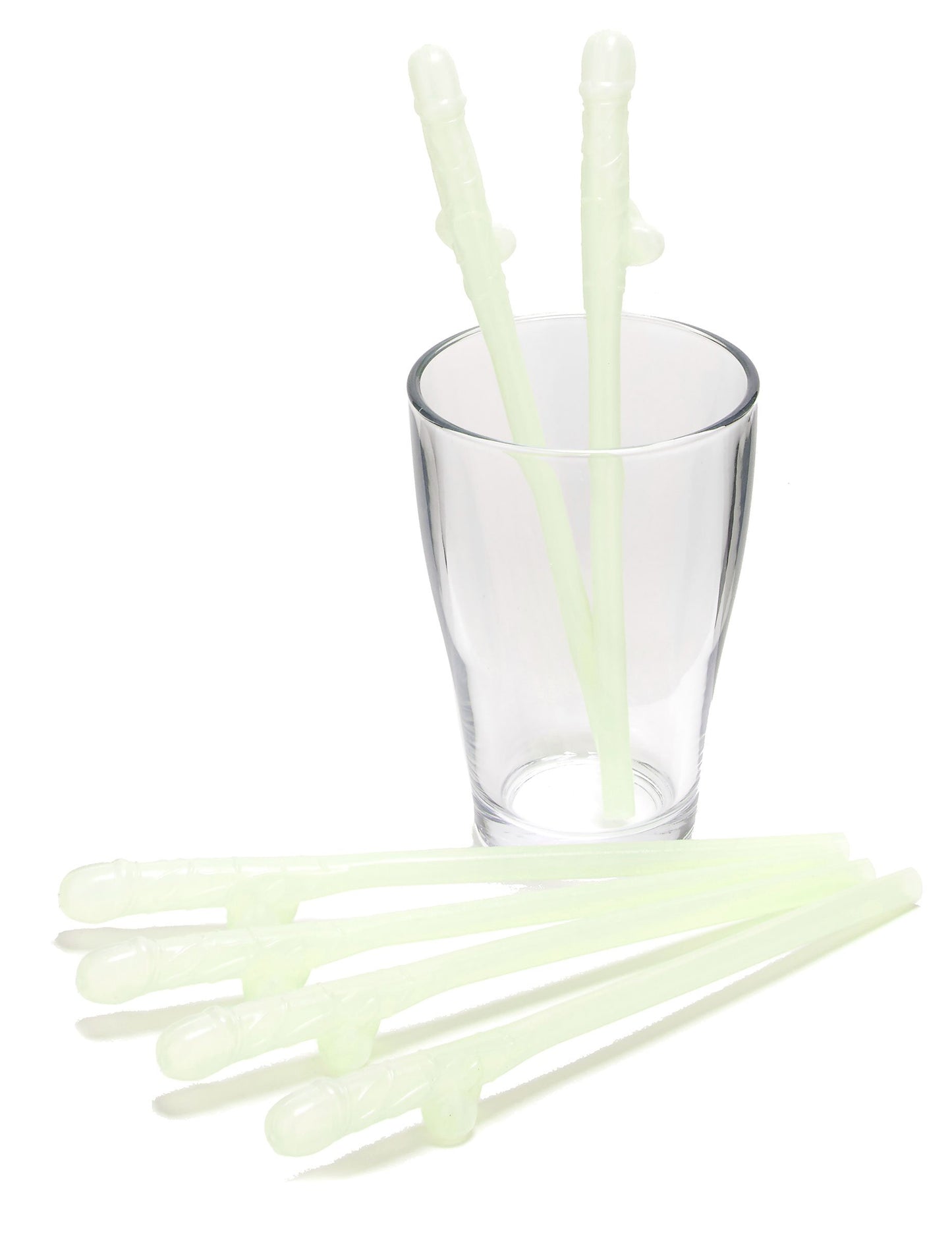 A foszforeszkáló szívószálak bemutatása egy pohárban