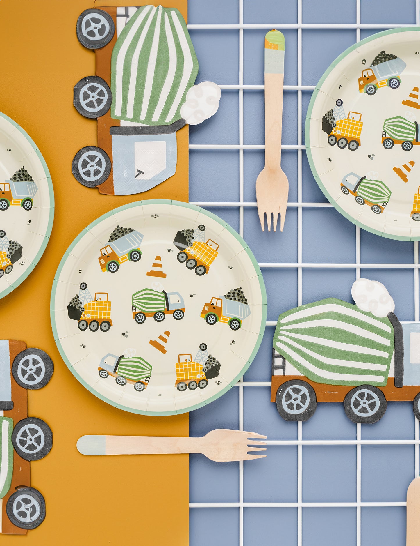 6 kis tányér helyszíni teherautók 18 cm