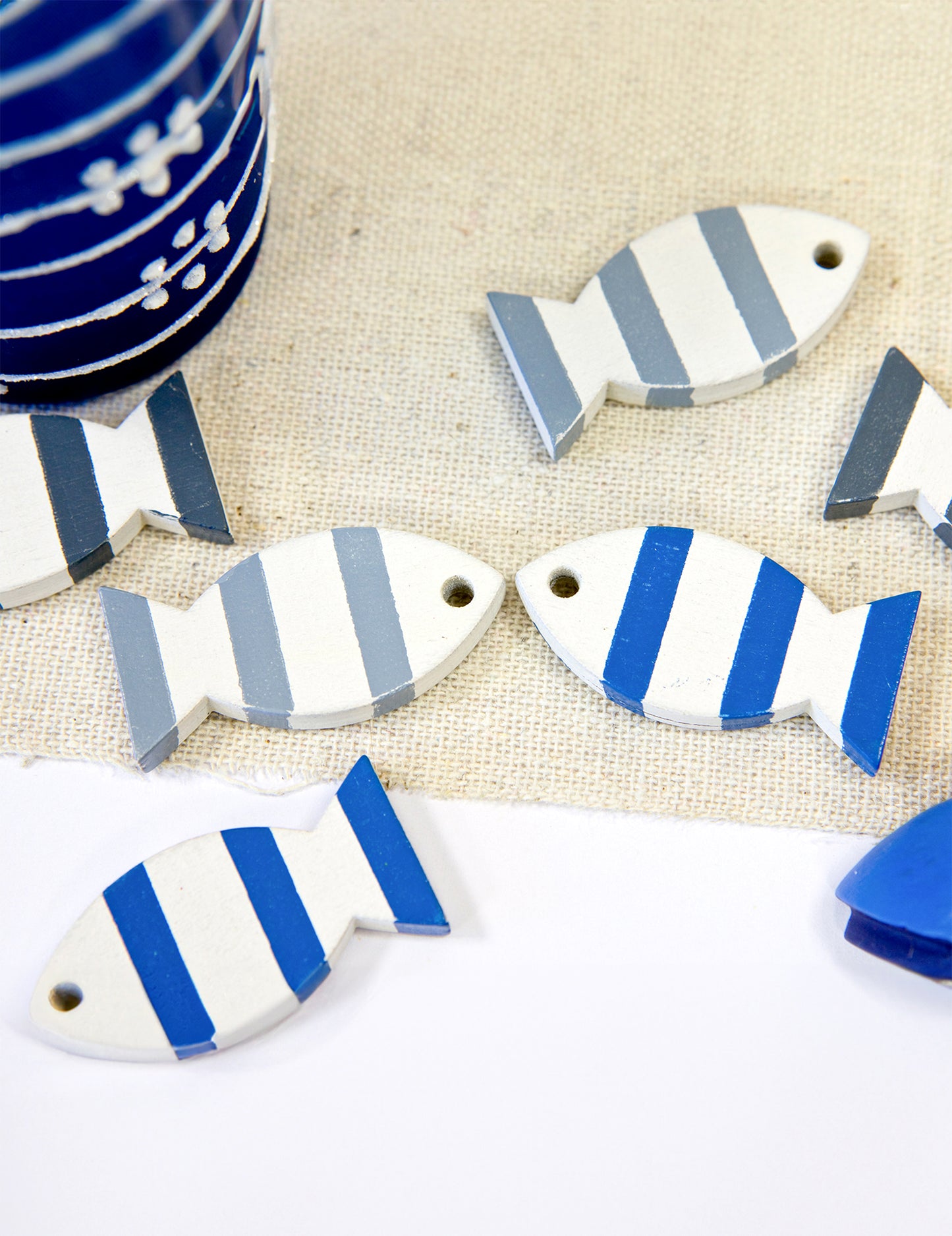 6 kék dekoratív és szürke fa hal 3 x 2 cm