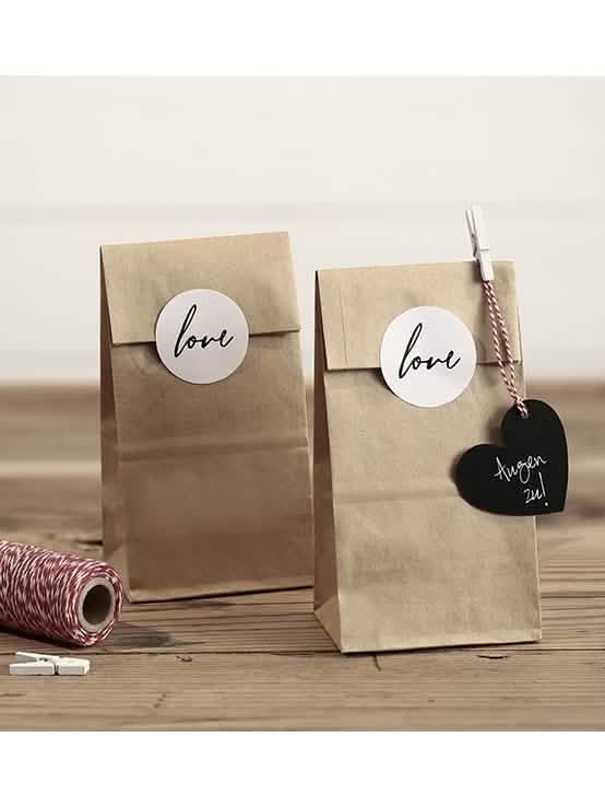 Dekoratív jelenet kraft tasakok love matricákkal esküvőre