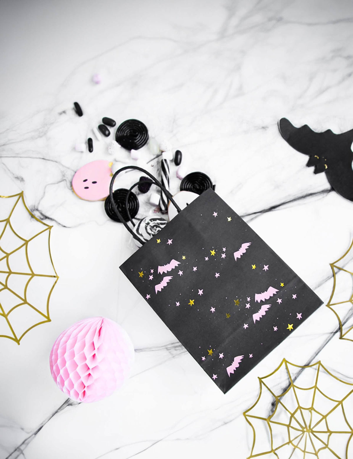 Jelenet kialakítása 6 denevéres halloween cukorkás zacskóval
