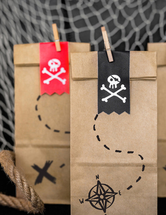 Détail des étiquettes tête de mort et pinces en bois des sacs cadeaux pirate pour enfant