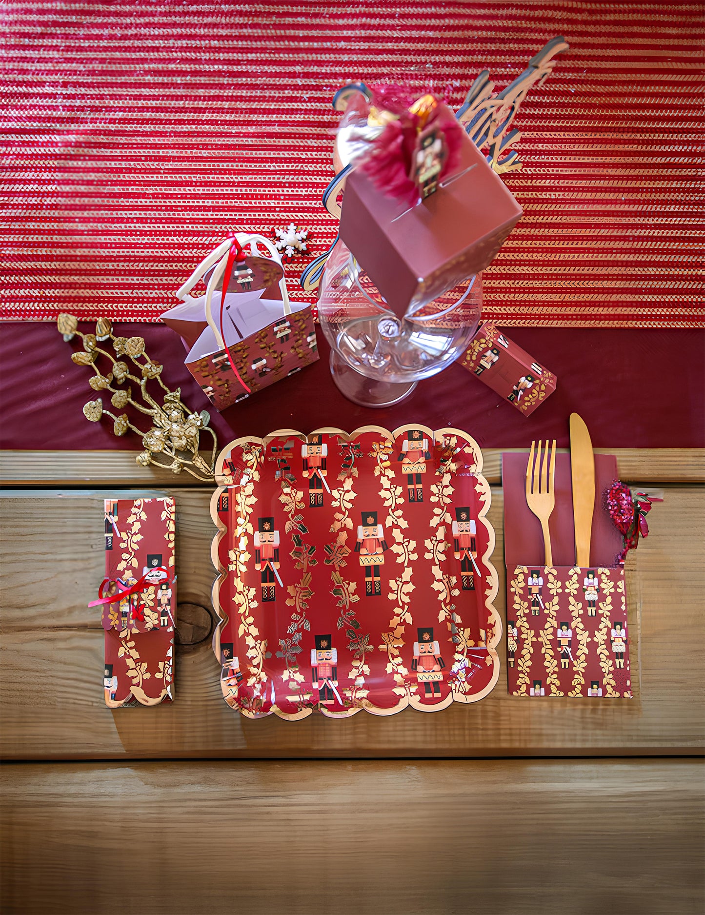 8 ünnepi diótörő tányér 23 cm piros négyzetek