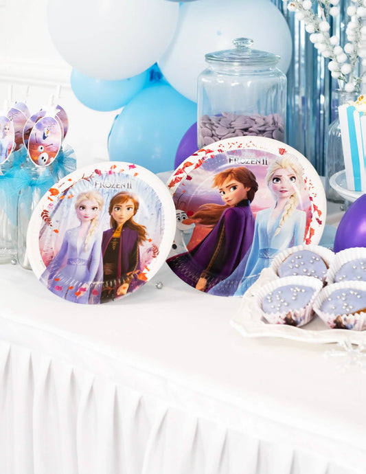 Mise en situation sur une table de fête des assiettes en carton La Reine des Neiges 2