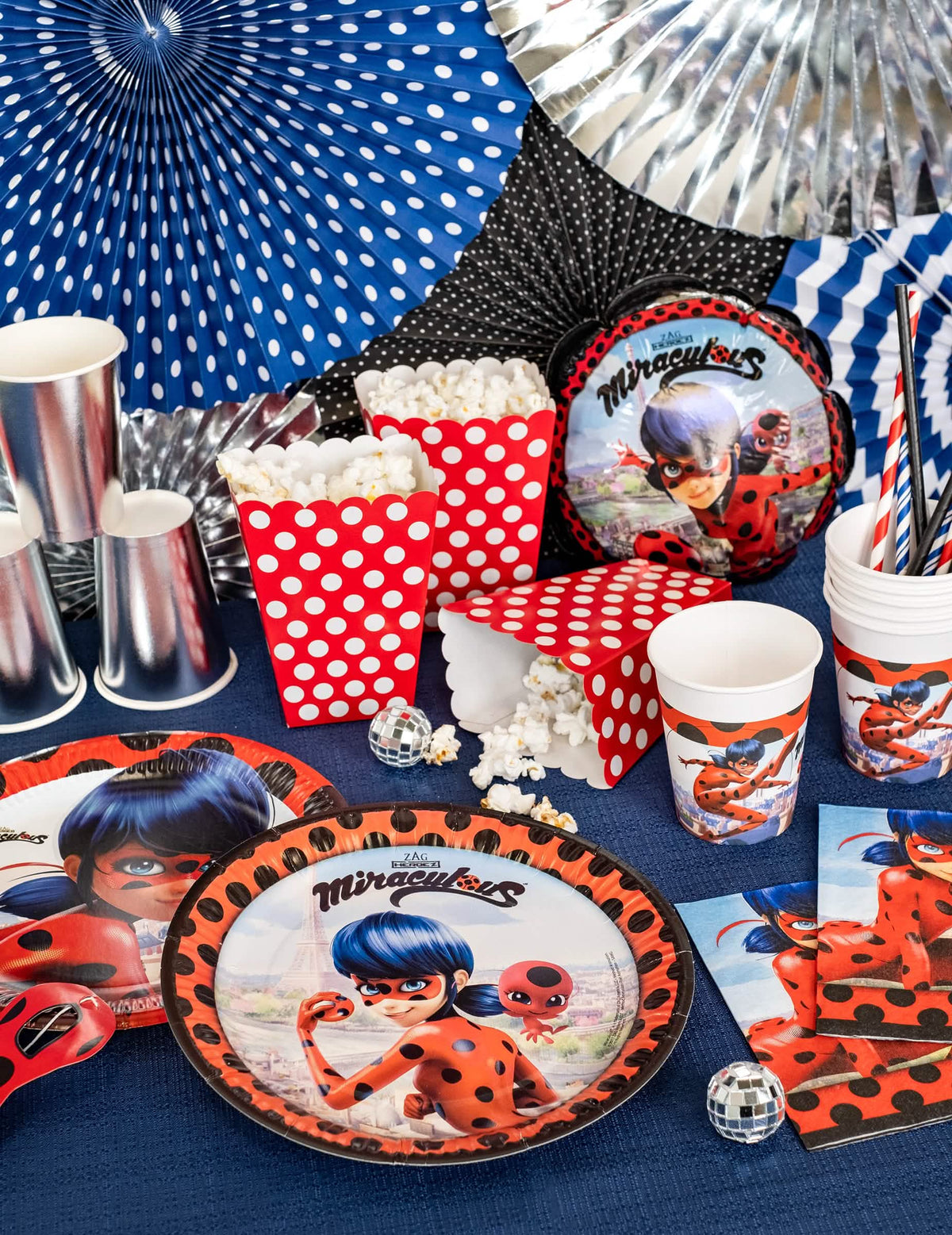 Asztaldekoráció áttekintése Ladybug papírtányérokkal Párizsban