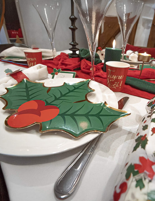 Mise en situation sur une table des assiettes en carton houx de Noël