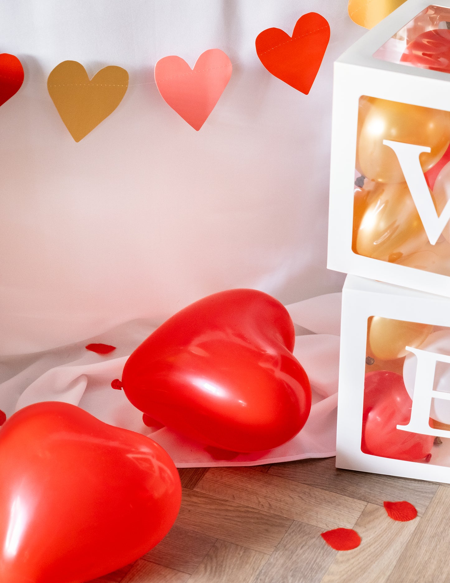 8 latex léggömb piros és fehér magja 36 cm