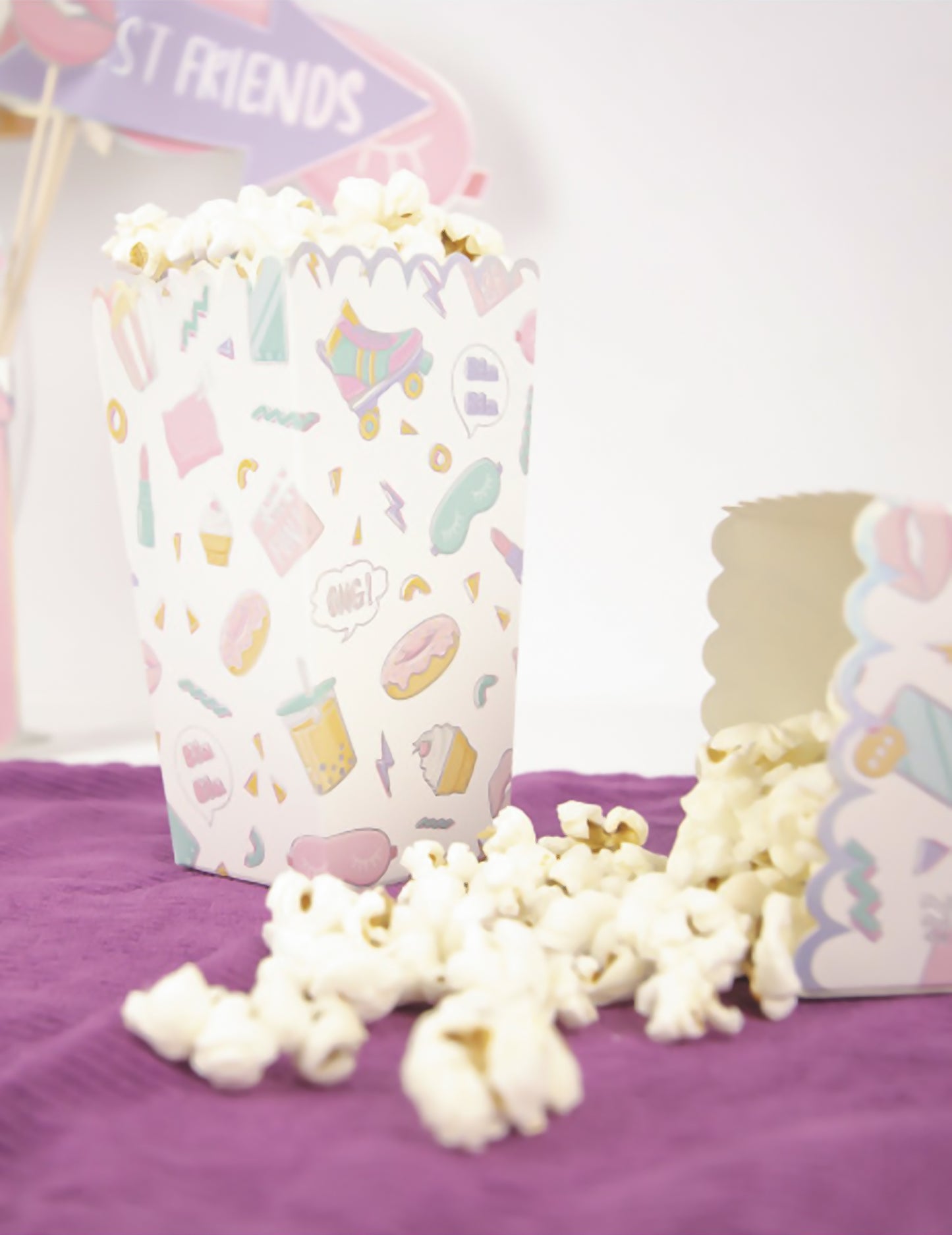 8 db irizáló, lányos mintás pizsamapartira való pattogatottkukorica doboz