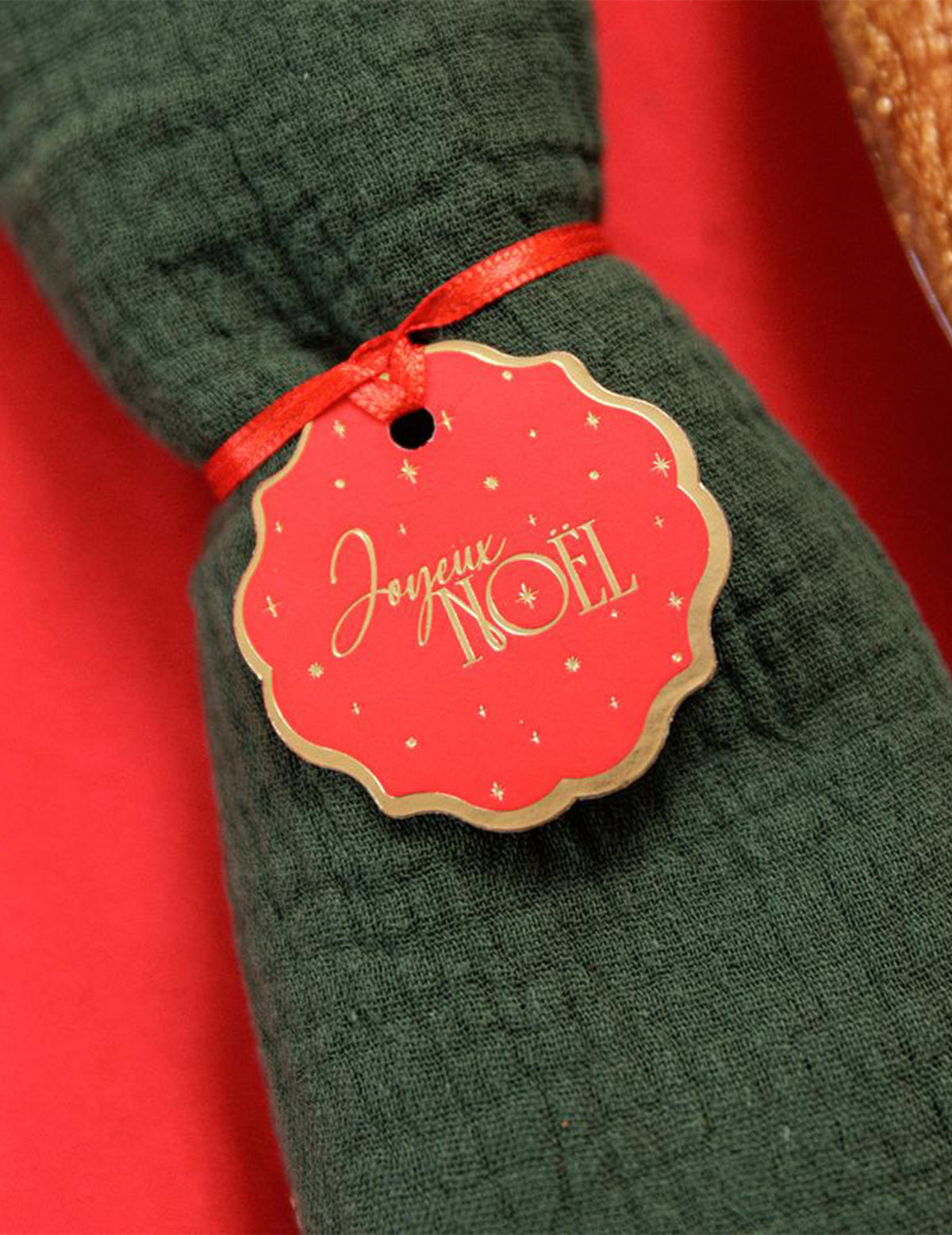 8 étiquettes Joyeux Noël L'Intemporel rouge et or 4,5 cm