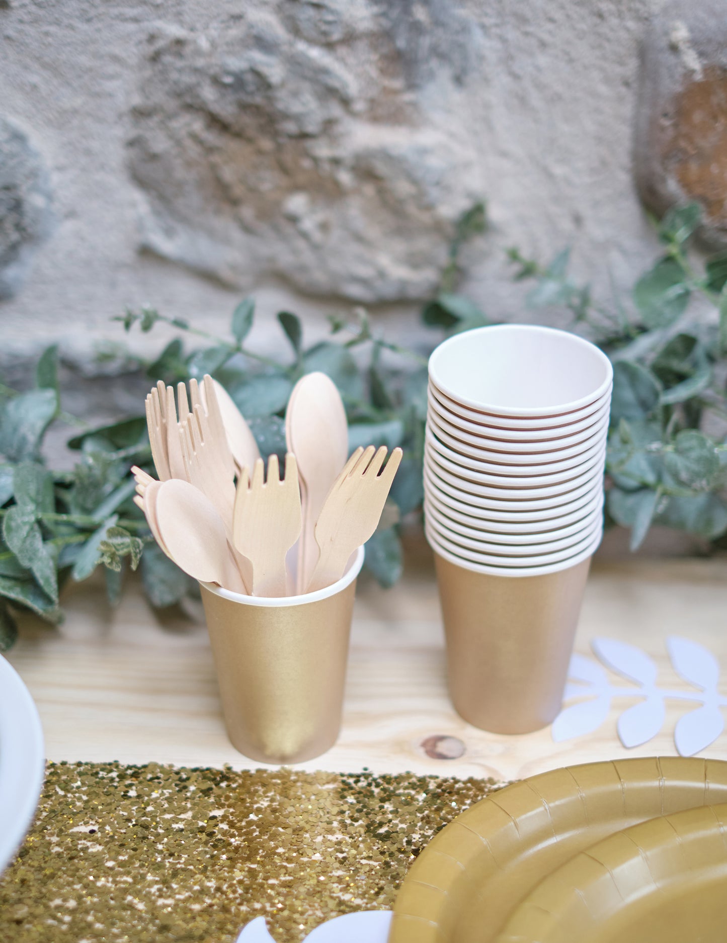 Mise en situation avec couverts du gobelet en carton doré mat pour fête or mat
