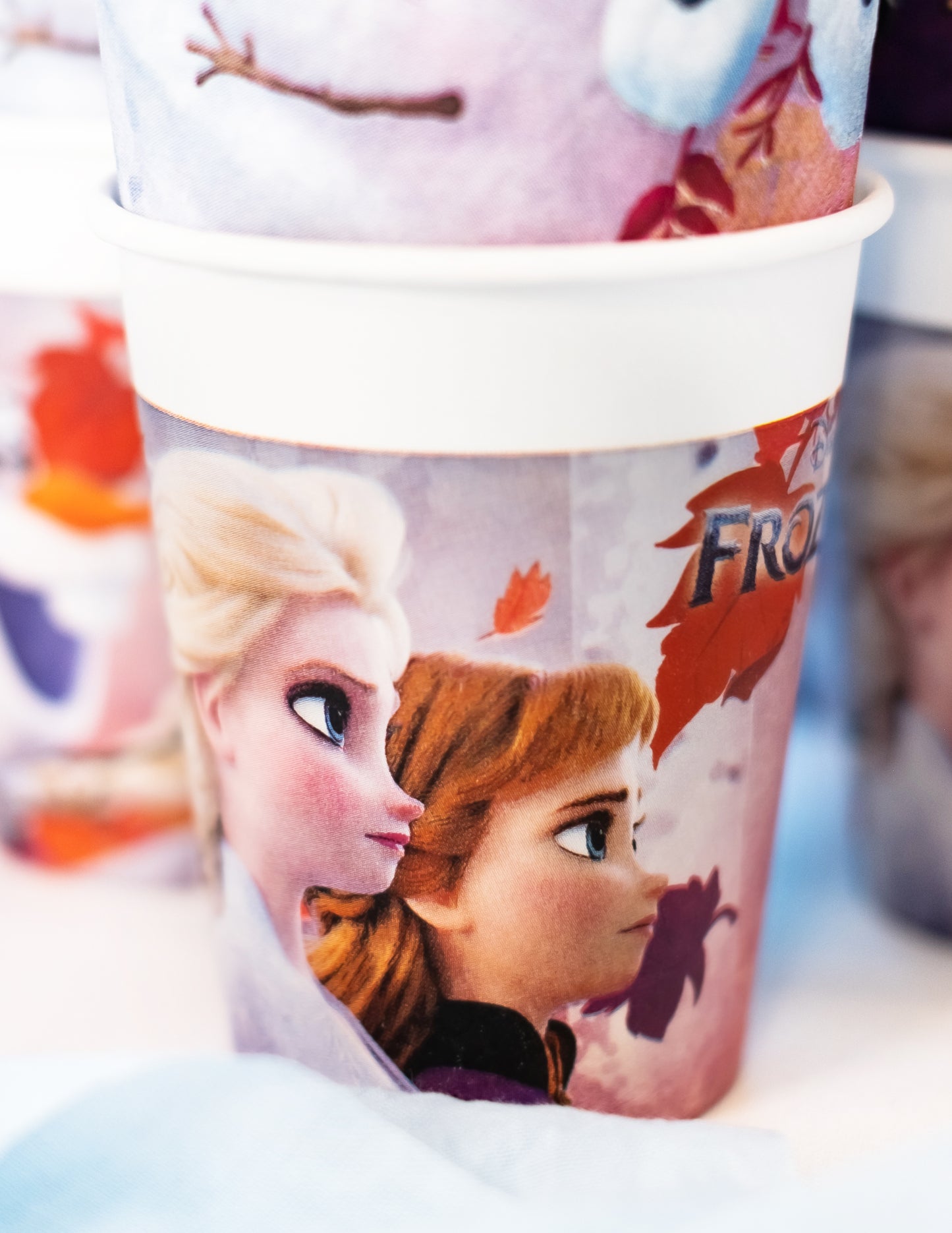 Gros plan sur Elsa et Anna des gobelets en carton La Reine des Neiges 2