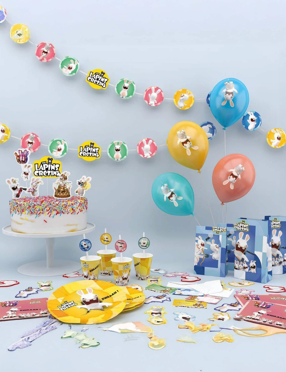 Vue d'ensemble de la table de fête avec les gobelets en carton Lapins crétins