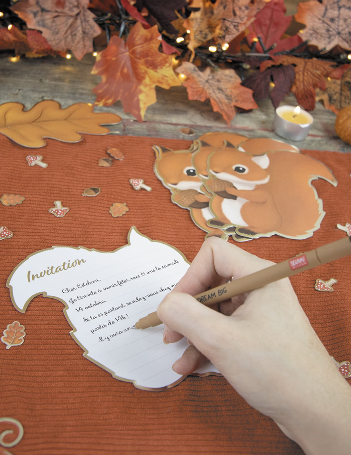 Mise en situation d'écriture des invitations woodland écureuil