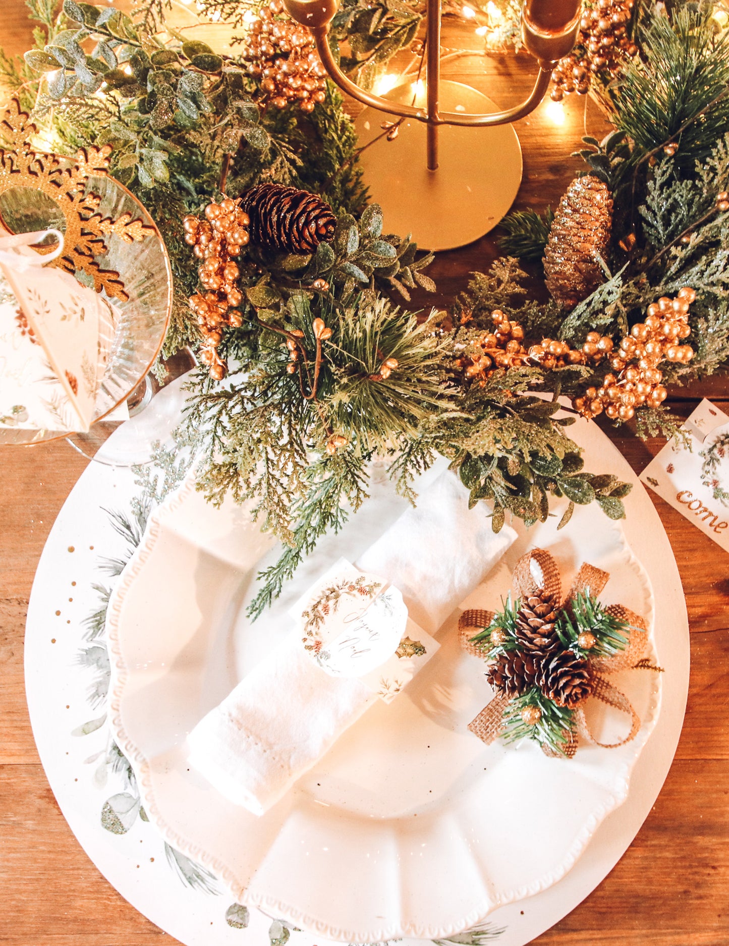 8 db Boldog Karácsonyt Elvarázsolt Erdő szalvétagyűrű, fehér és arany színben