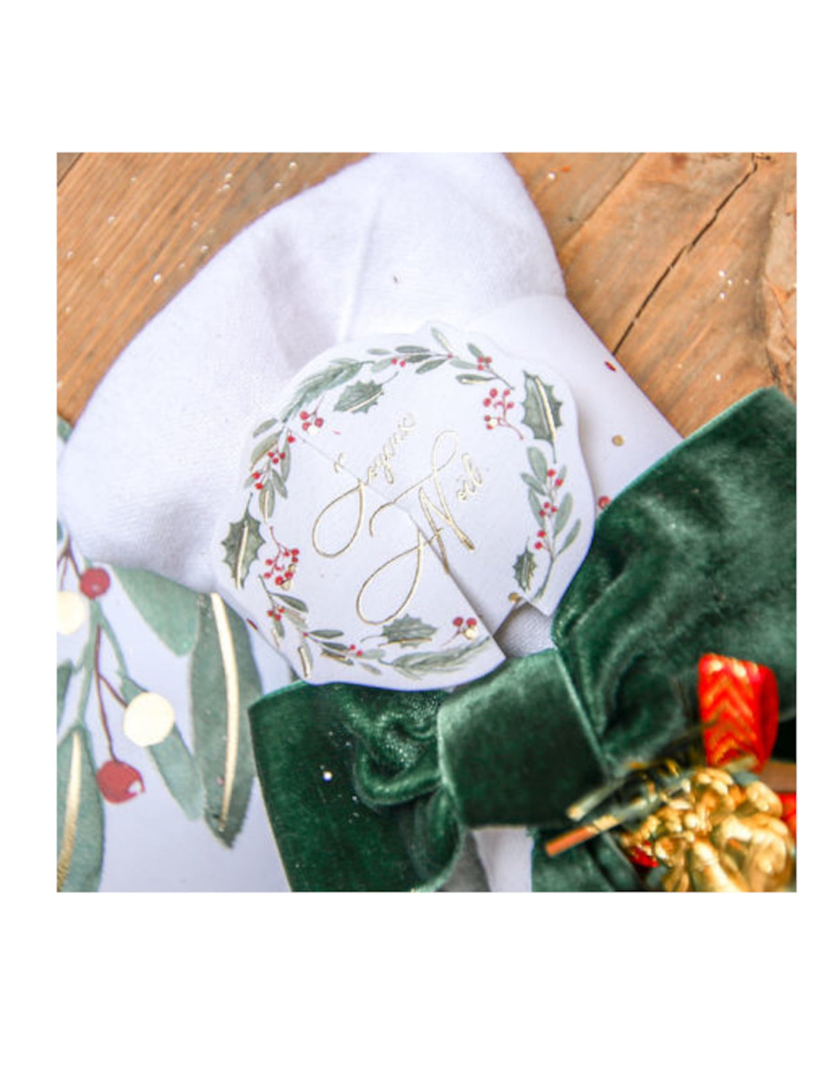 Détail du médaillon et du nœud des ronds de serviettes joyeux Noël tradi chic