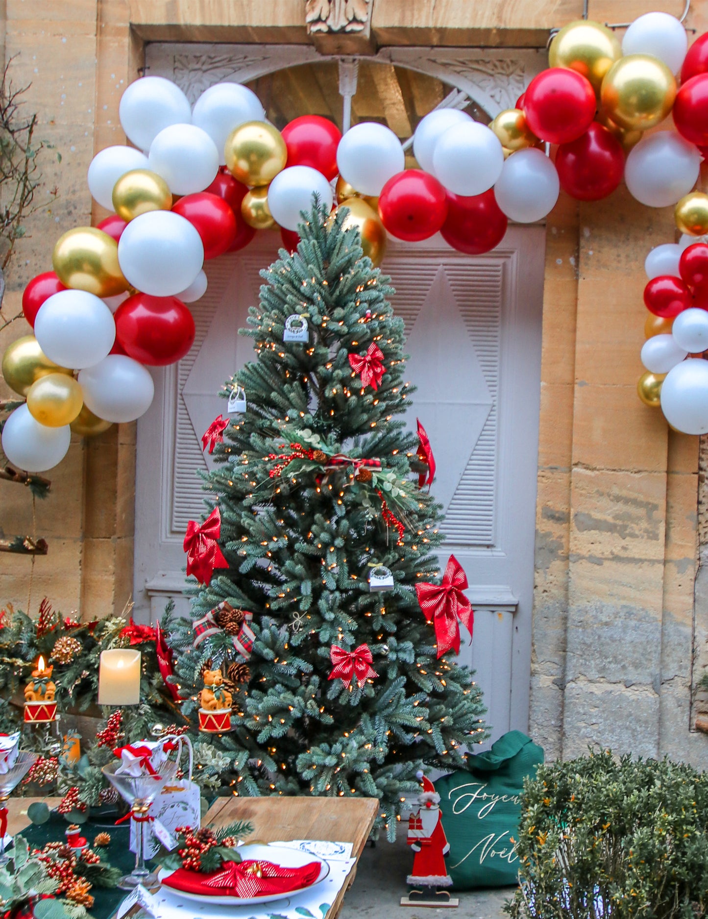 Hagyományos sikkes ív, 80 piros, fehér és arany lufi, karácsonyi készlet
