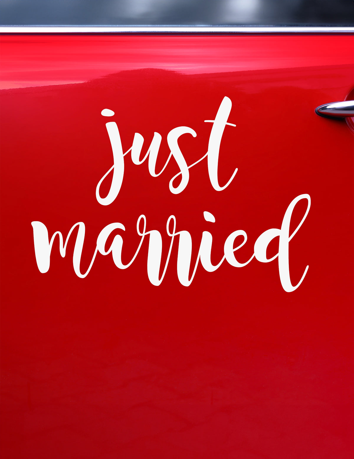 Autóra ragasztott Just Married matricával készült jelenet