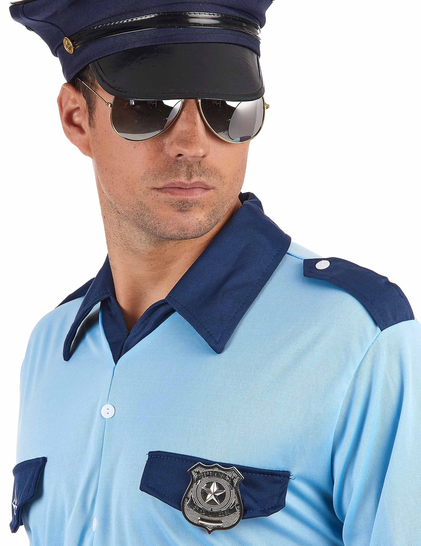 Közeli kép a felnőtt rendőrségi jelvényről, amely egy kék ingre van tűzve