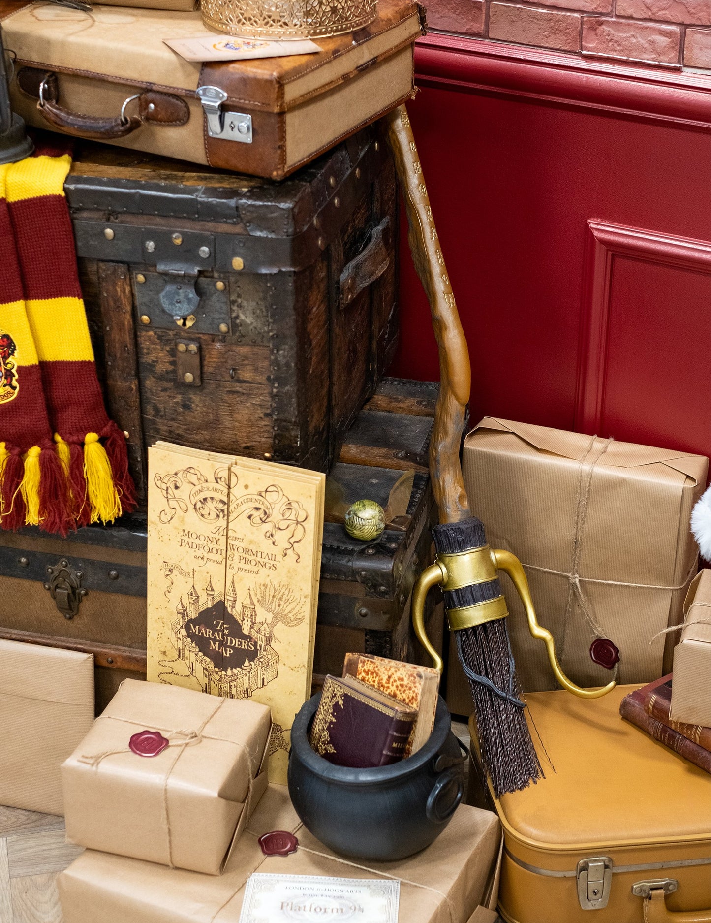 Mise en situation avec malles et accessoires du balai Nimbus luxe Harry Potter