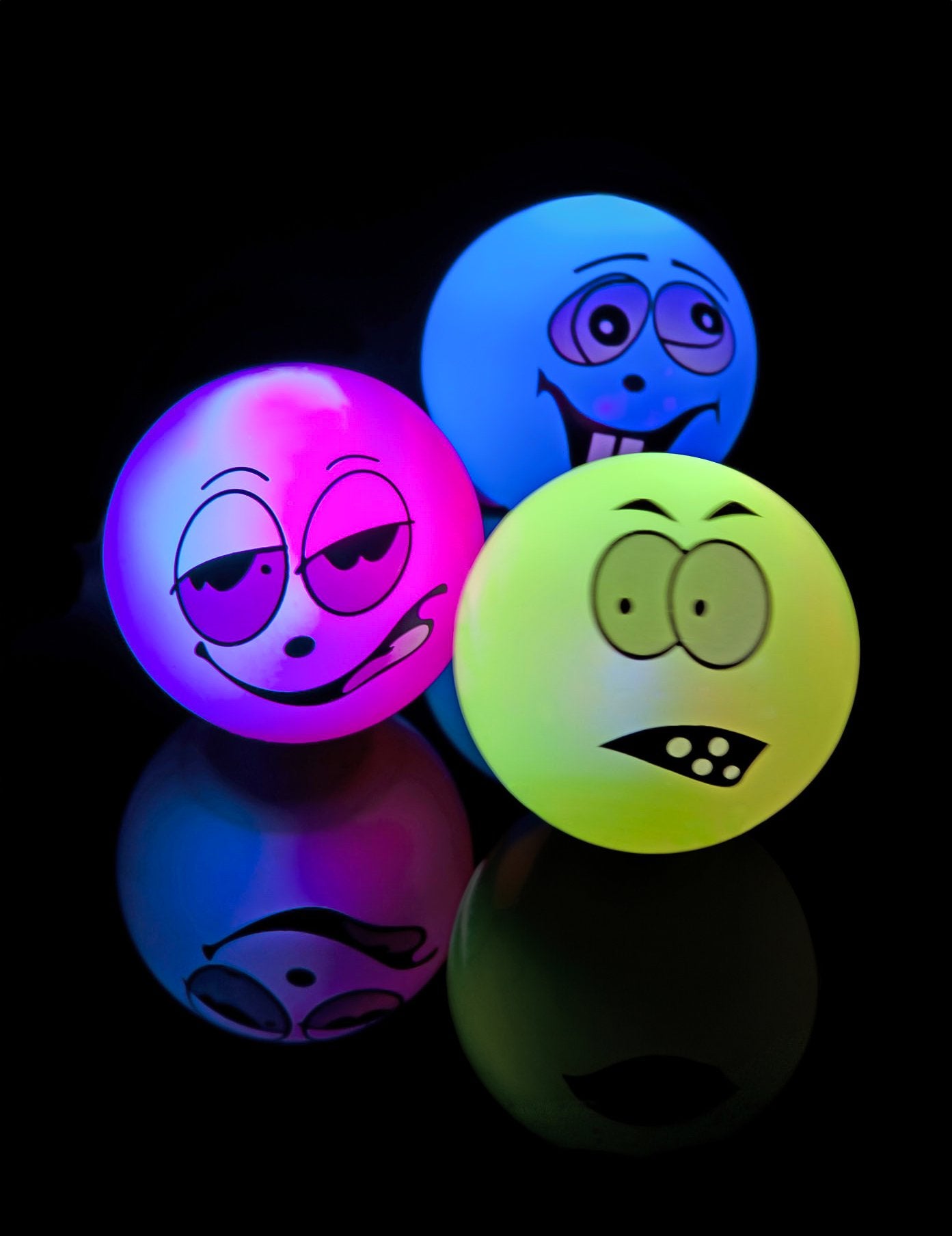 Détail de l'effet lumineux de la balle rebondissante lumineuse à visages rigolos