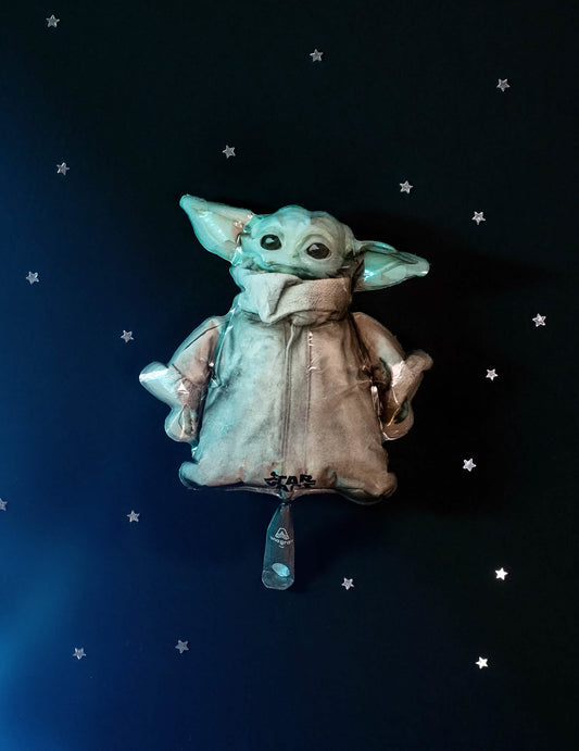 Vue de face sur fond étoilé du ballon aluminium Bébé Yoda The Mandalorian