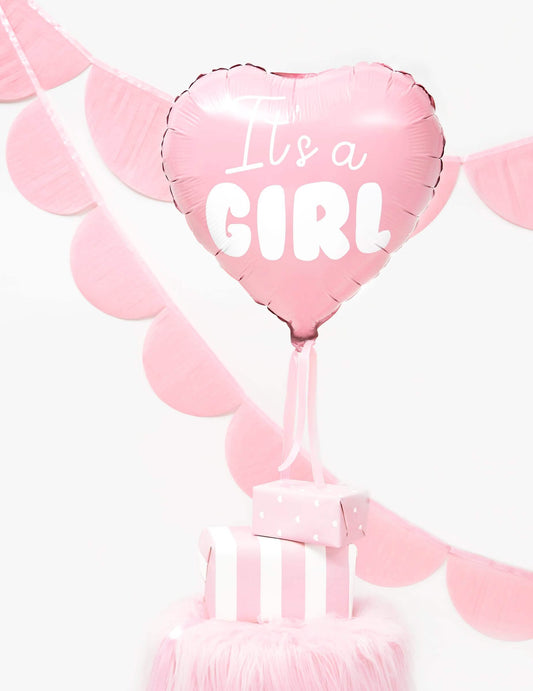 Mise en situation décorative du ballon aluminium cœur it's a girl pour baby shower