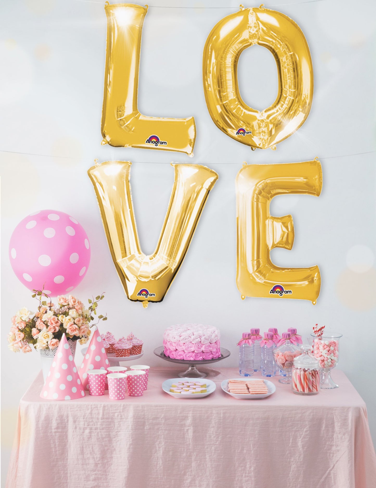 Mise en scène décorative du mot LOVE du ballon aluminium lettre dorée