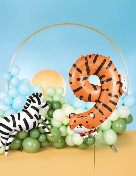 Mise en situation avec décor safari du ballon aluminium tigre chiffre 9