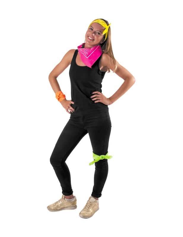 Neon rózsaszín felnőtt bandana viselése szituációban