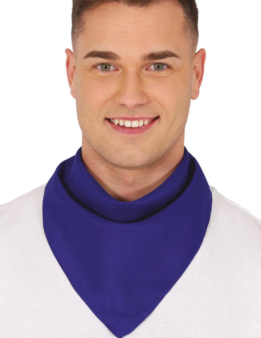 Gros plan sur le port au cou du bandana uni