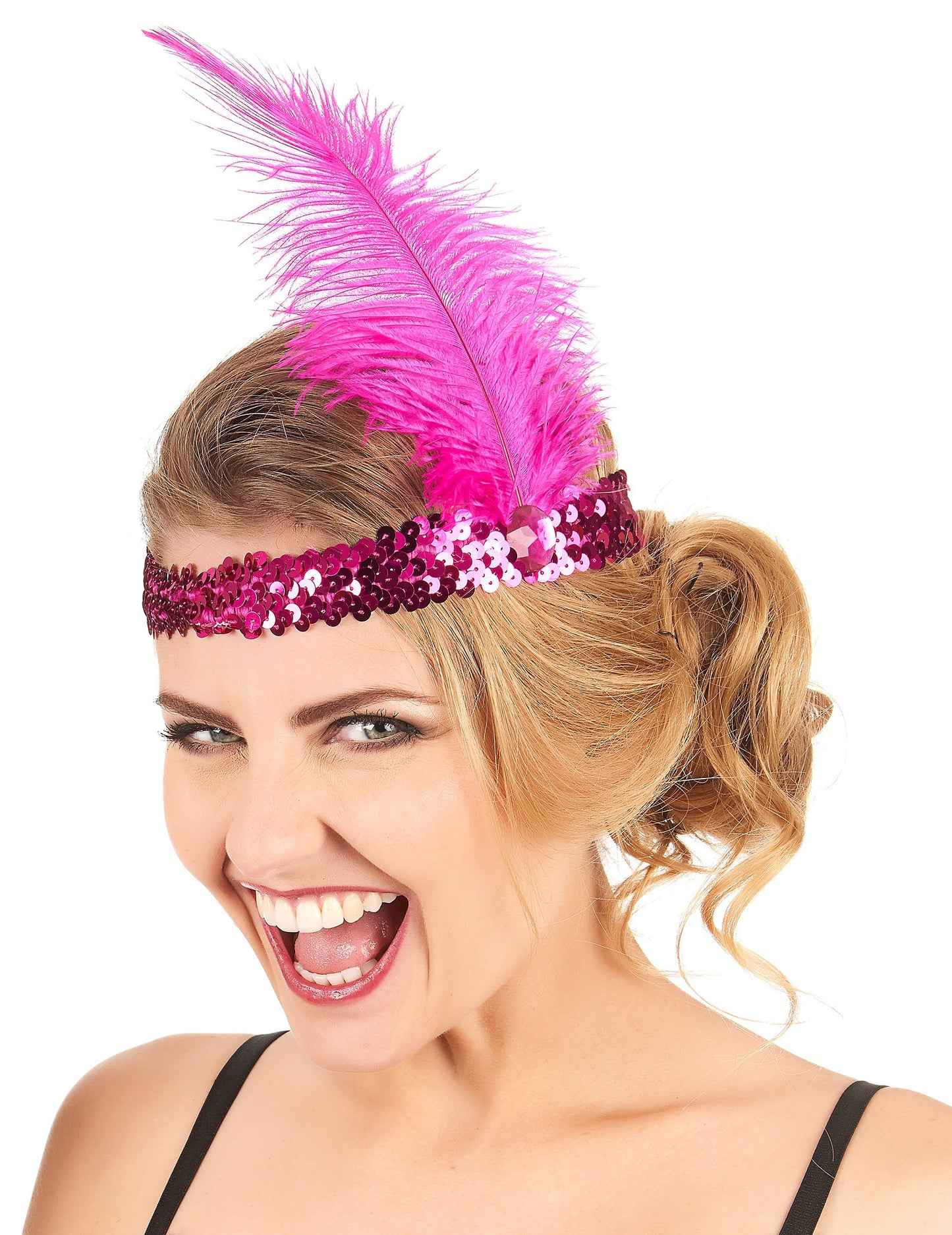 Gros plan sur les sequins et la plume du bandeau Charleston