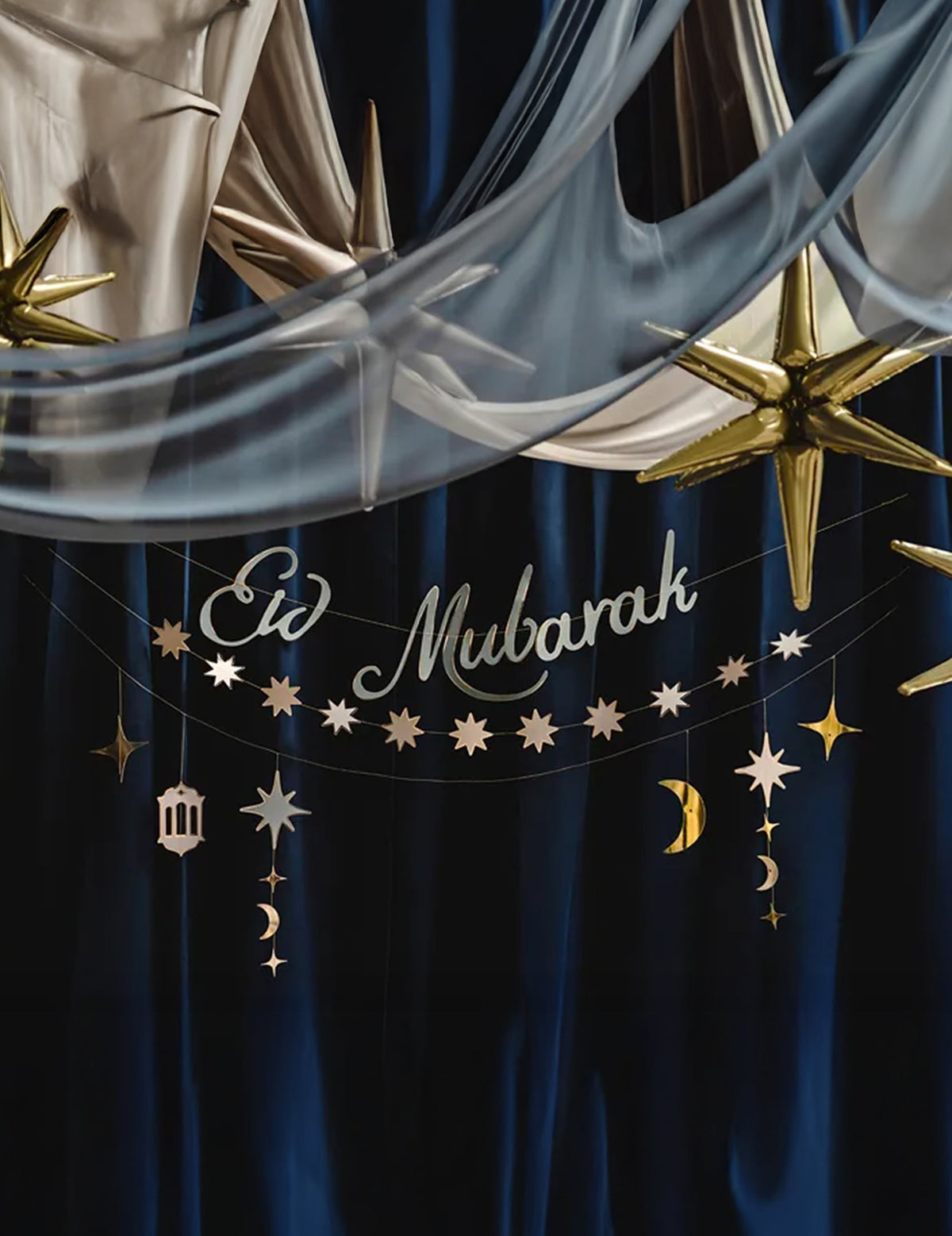 Mise en situation des 3 guirlandes en carton Eid Mubarak pour fête or et argent