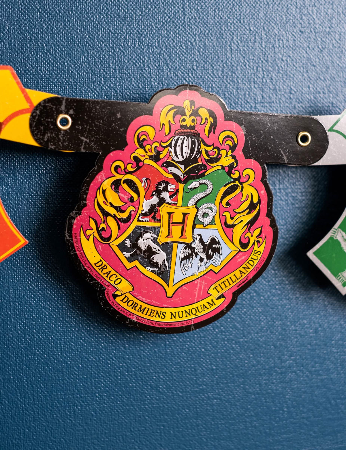 Közelkép a happy birthday Harry Potter zászlón lévő Roxfort címeréről
