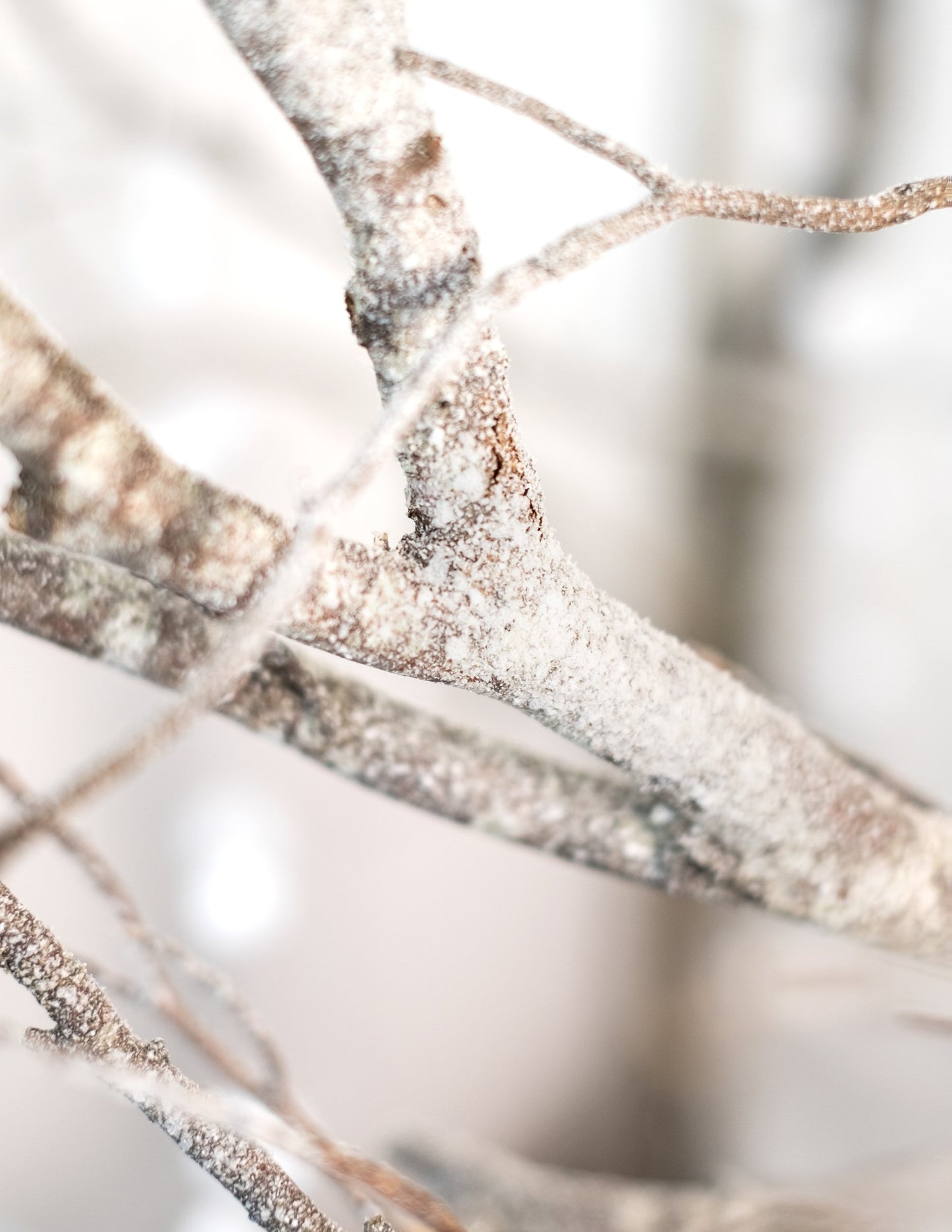 A karácsonyi hóspray ágakon lévő hó effektusának részlete