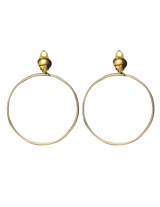 Détail du système à clip des boucles d'oreilles pour adulte