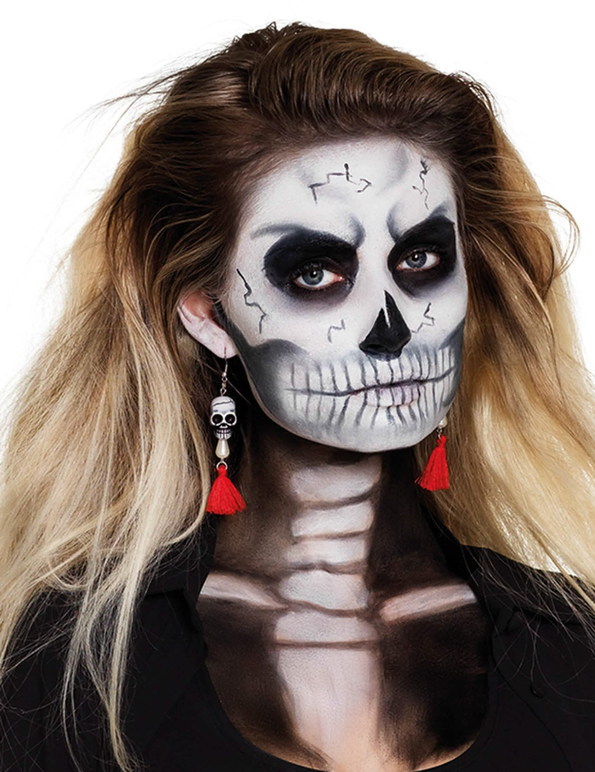 Közelkép a női Dia de los muertos koponyás fülbevalókról