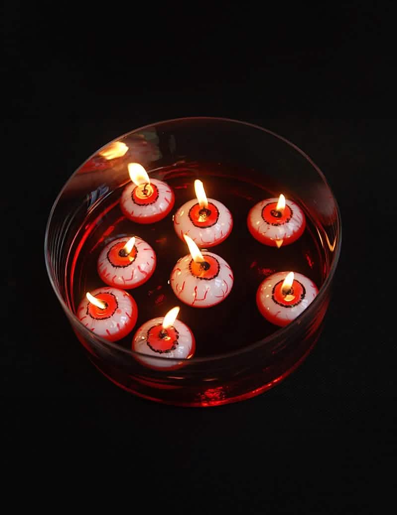 Több példányból álló áttekintés a vérben úszó szemű lebegő gyertyáról halloweenra