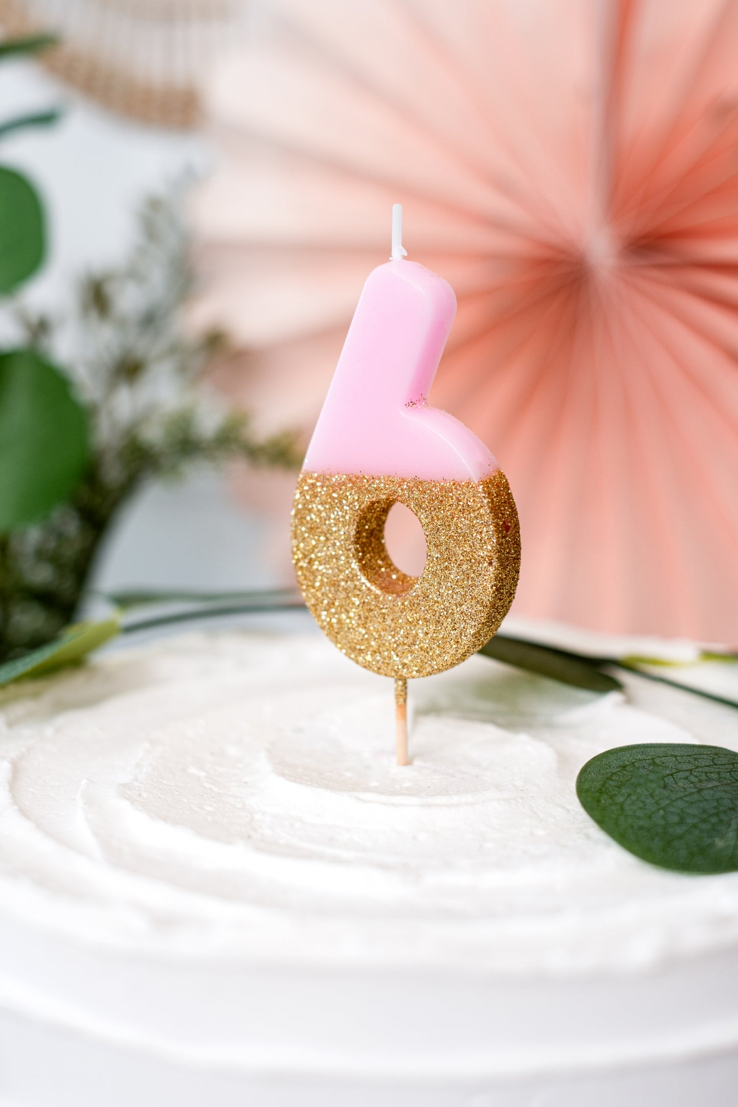 6-os számú rózsaszín és arany csillámos gyertya pálcikán, 13.8 cm tortához